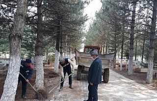 Altıntaş’ta mezarlık temizleme çalışmaları