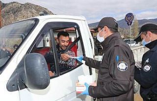 Amasya’da halka koruyucu maske dağıtıldı