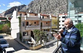 Amasya’da “Minik Kuş” komşularına balkondan...