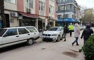 Ambulansa yol vermek isterken kaza yaptı
