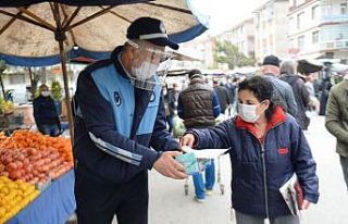 Ankara’da pazarcı esnafına maske dağıtımı