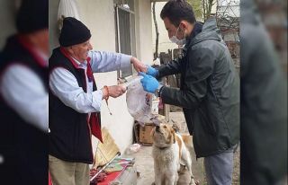 Anne köpeğe polis ekiplerinden yardım