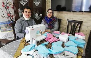 Anne oğul maske için makine başında