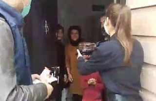 Annelerine doğum günü sürprizi için polisten...