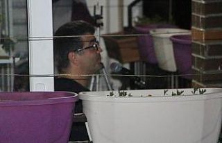 Antalya’da müzik öğretmeni, mahalleliyi türkü...