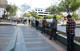 Antalya’da PTT önündeki örnek sosyal mesafeli...