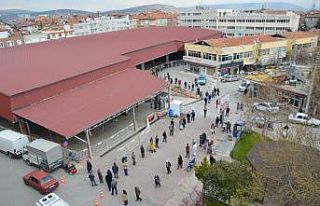 Antalya’da semt pazarında 1 kilometrelik kuyruk