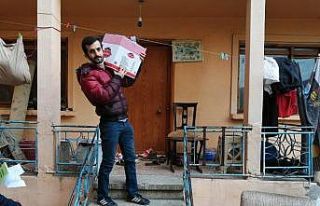 Aralarında para toplayan esnaf 165 gıda kolisi dağıttı