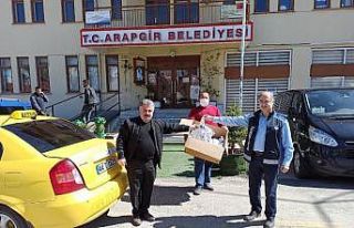 Arapgir’de taksi şoförlerine maske dağıtımı