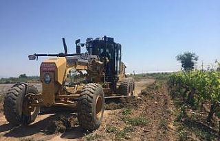 Arazi yolları açıldı, çiftçinin yüzü güldü