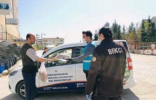 Artuklu’da evlere gazete ve ekmek dağıtımı