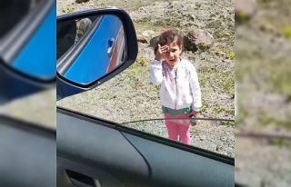 Artvin’de jandarmaya selam veren minik kız yürekleri...