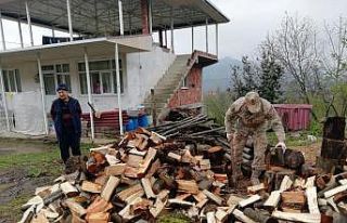 Asker bu sefer duayı odun kırarak aldı