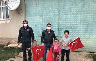 Aslanapa Kaymakamlığı’ndan her çocuğa bir bayrak