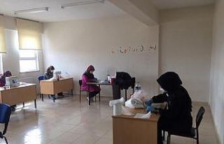 Aslanapa’da kadınlar maske üretiyor
