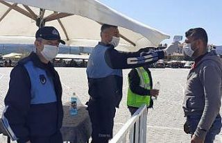 Ateşi ölçülen vatandaşlara maske dağıtıldı