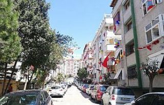 Avcılar’da çocuklar 23 Nisan coşkusunu camlardan...