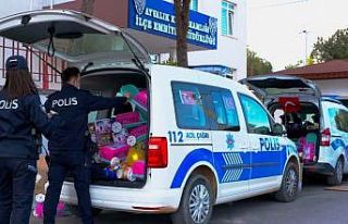 Ayvalık’ta polis ekipleri çocukları unutmadı