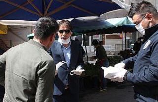 Bağlar Belediyesinden vatandaşlara ücretsiz maske