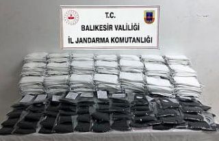 Balıkesir’de 9 bin 850 adet kaçak maske ele geçirildi