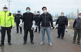 Balıkesir’de arıcılardan görev yapan polislere...