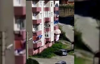 Balkon duvarında tehlikeli dans