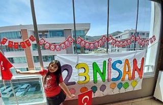 Balkonda 23 Nisan coşkusu