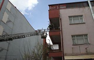 Balkonda mahsur kalan yaşlı kadını itfaiye kurtardı