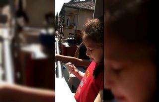 Balkondan balkona "isim şehir" oynadılar