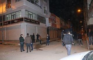 Balkondan kavgayı seyreden gencin başına kurşun...