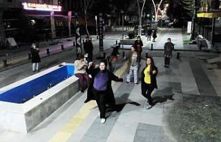 Balkondan konser verdi, mahalleli sokakta göbek attı