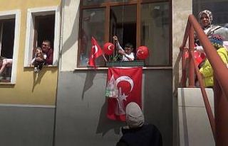Balkonlarını süsleyen öğrencilere 23 Nisan sürprizi