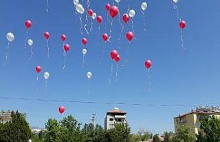 Balonlar çocuklar için gökyüzüne bırakıldı