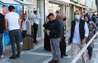 Bankalar önünde uzun kuyruklar oluştu