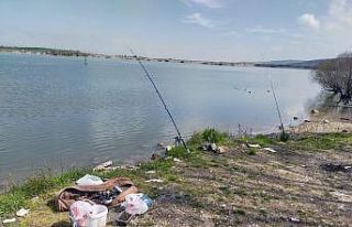 Baraj kenarında balık tutup piknik yapan iki kişiye...