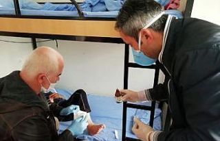 Barınma Merkezi’nde konaklayanlara sağlık taramaları...