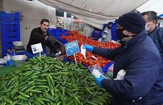 Başakşehir Belediyesi vatandaşlara maske dağıttı