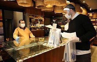 Başakşehir Belediyesi’nden esnafa yüz koruyucu...