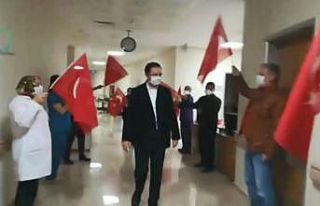 Başhekim bayraklar ve alkışlarla taburcu edildi