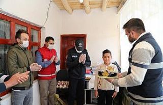 Başkale’de çocuklara 23 Nisan sürprizi