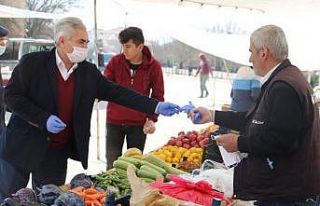 Başkan Akağaç esnafa eldiven ve maske dağıttı