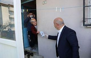 Başkan Bıyık, kapı kapı gezerek ücretsiz maske...