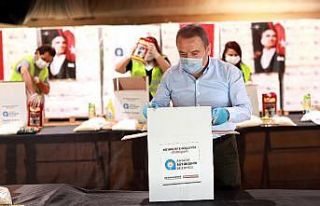 Başkan Böcek gıda kolisi hazırladı