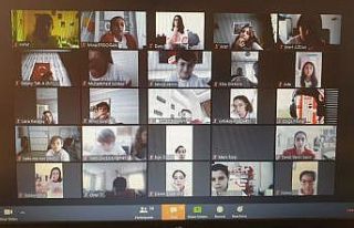 Başkan Böcek şampiyon yüzücülerle video konferansla...