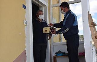 Başkan Çatal’dan emekli öğretmene doğum günü...