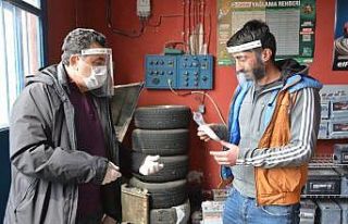 Başkan Demir sanayi esnafına maske dağıttı