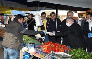 Başkan Demirtaş’tan pazar esnafına tıbbi maske...