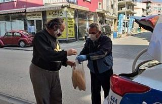 Başkan Doğan ekipler ile birlikte ekmek dağıtımı...