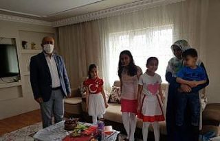 Başkan Ensari’den hayalindeki pastayı çizen kıza...