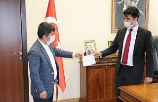 Başkan Ergü, Nisan ayı maaşını Tufanbeyli Kaymakamlığına...